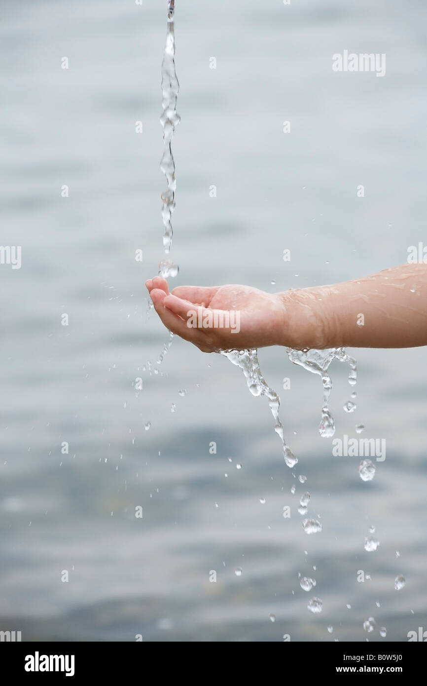Bambini che giocano con acqua Foto Stock