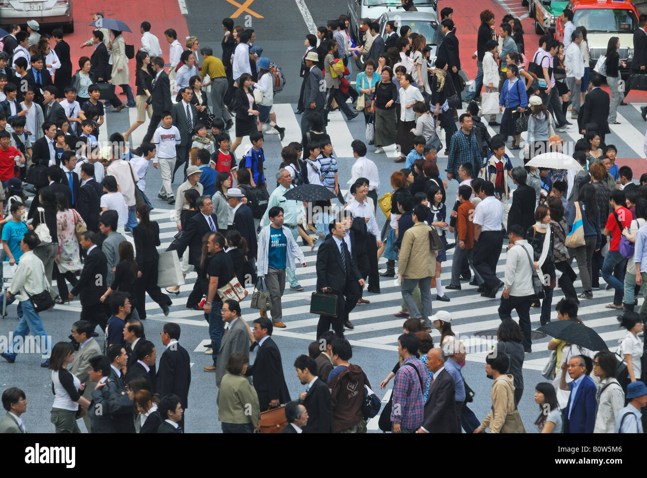 Molte persone che vivono a Tokyo Foto Stock