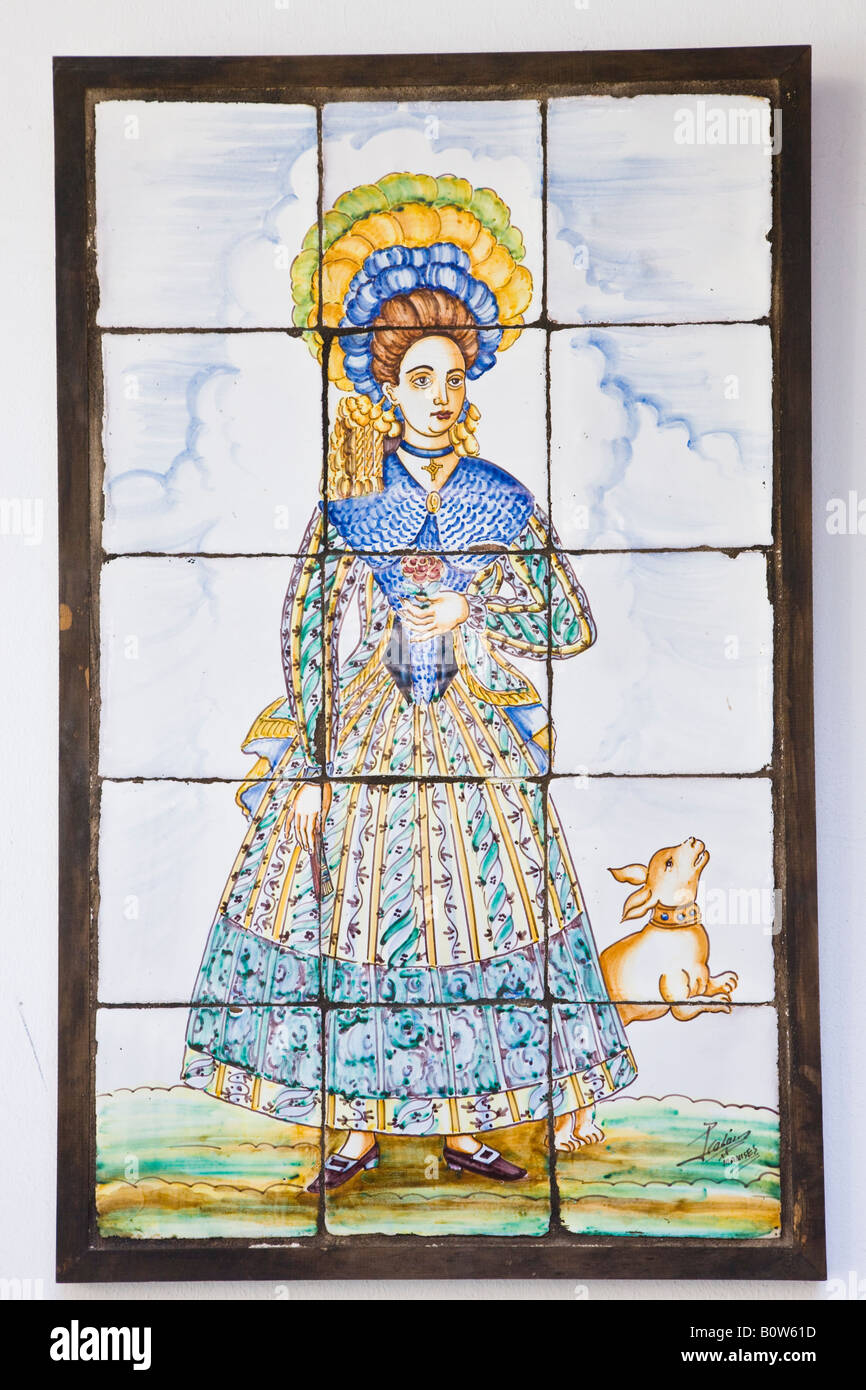 Ubeda Jaen Provincia Spagna Azulejo nazionali nel Parador di lady in costume tradizionale del XVII secolo con il cane Foto Stock
