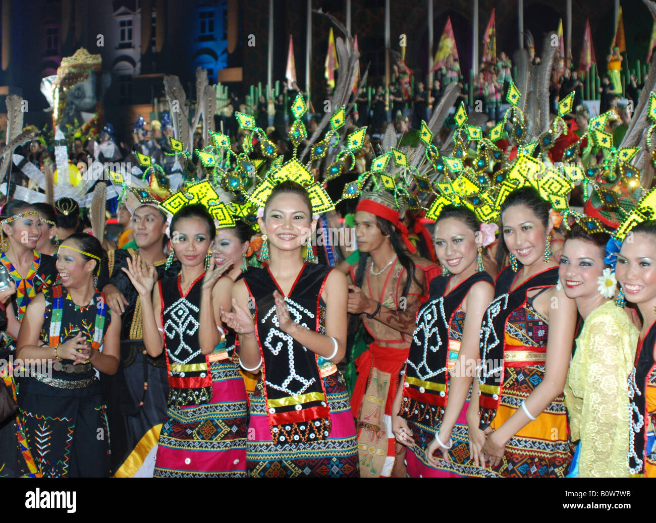 Gli indigeni dayak ballare durante i colori della celebrazione della Malesia Foto Stock
