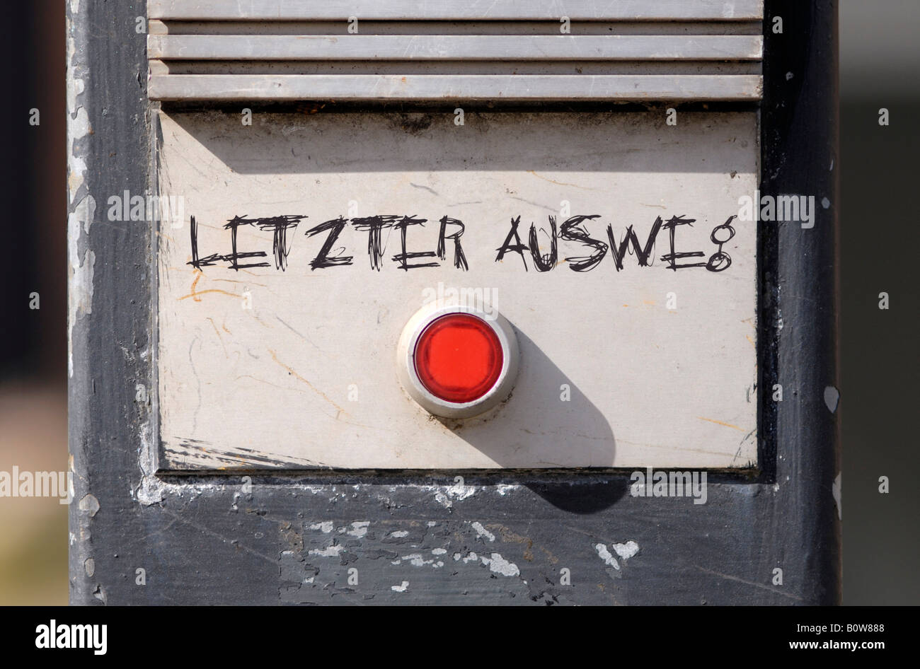 Rosso pulsante del campanello, 'Letzter Ausweg' (ultima uscita) per iscritto Foto Stock