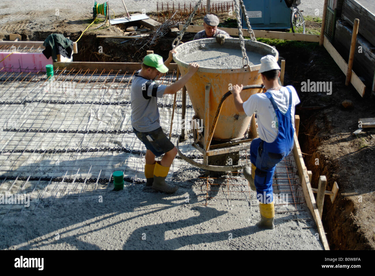 Posa del calcestruzzo soletta di fondazione per una sola famiglia casa indipendente Foto Stock