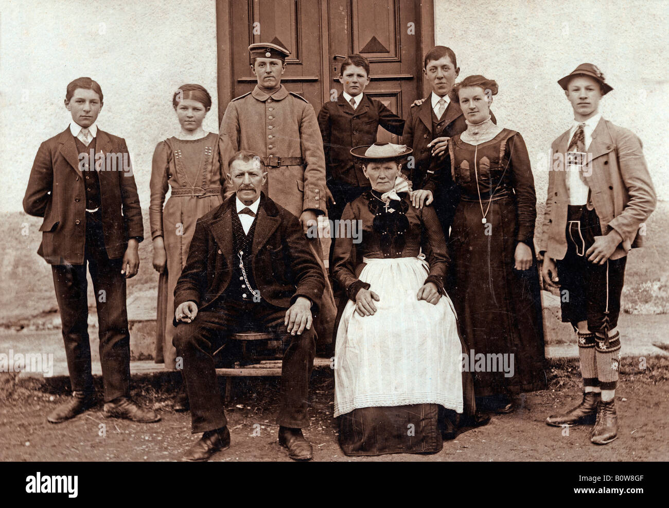 Vecchia fotografia di Georg e Anastasia Hasch, gli agricoltori nella foto con 7 di loro dieci figli, circa 1915, Gelting, Geretsried, upp Foto Stock