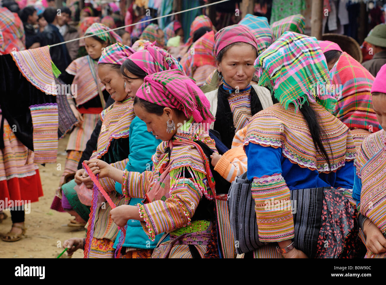 Fiore donna Hmong, Bac Ha mercato, Ha Giang Provincia del Vietnam del nord, sud-est asiatico Foto Stock