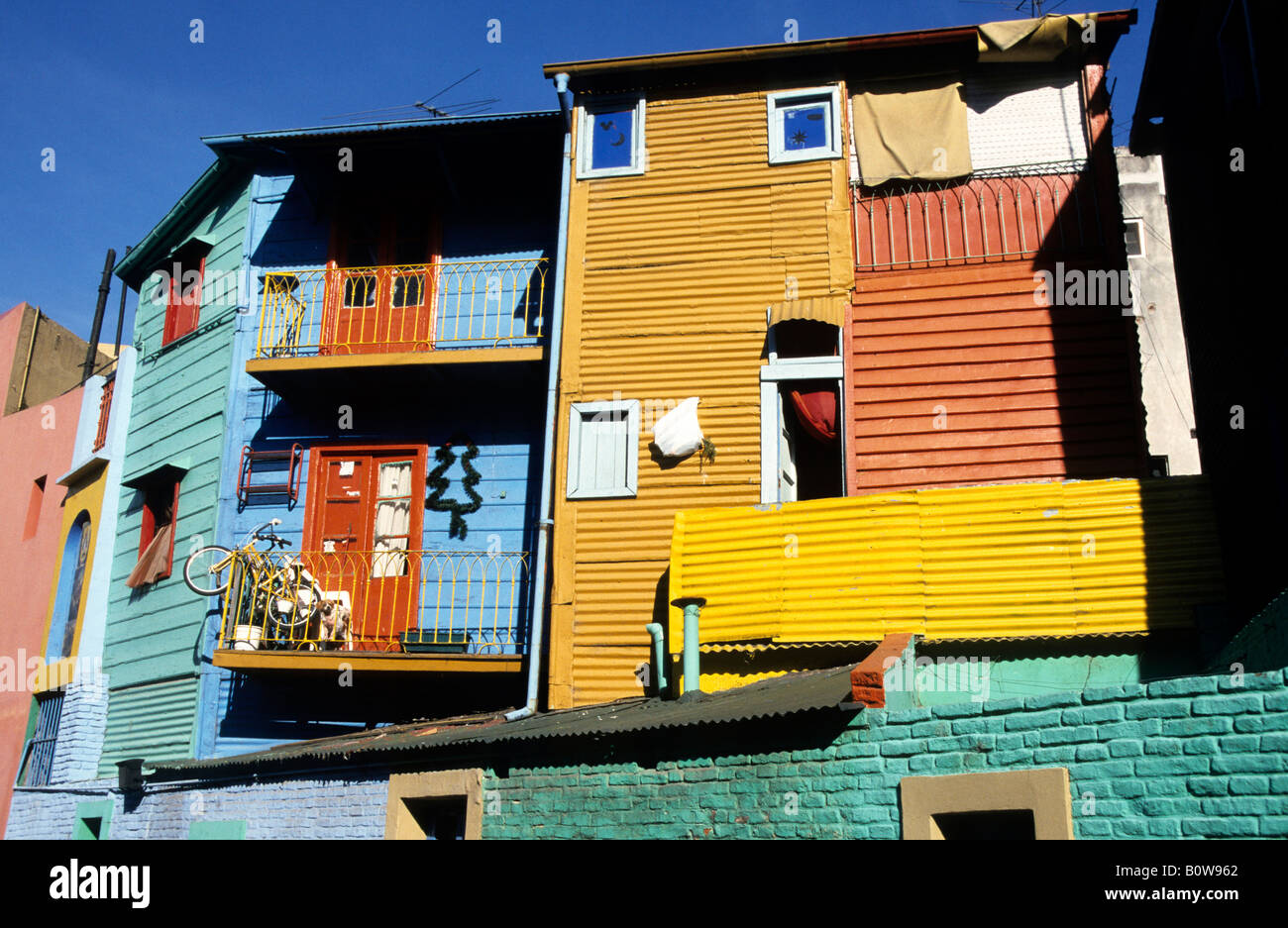 Casa colorati fronti a La Boca, porto trimestre, Buenos Aires, Argentina Foto Stock