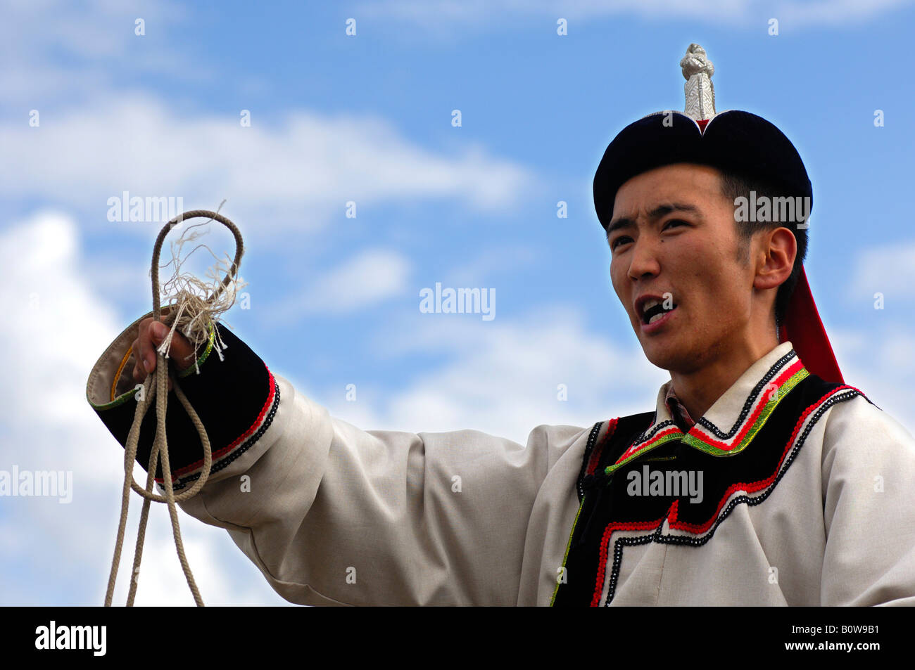 Pastore indossando il tradizionale mongola costume nazionale prendendo parte al Festival di Naadam, Ulan Bator o Ulaanbaatar, in Mongolia Foto Stock