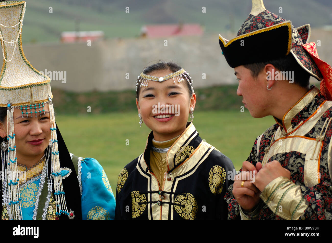 Due donne e un uomo che indossa il mongolo tradizionali costumi nazionali,  Ulan Bator o Ulaanbaatar, in Mongolia, Asia Foto stock - Alamy