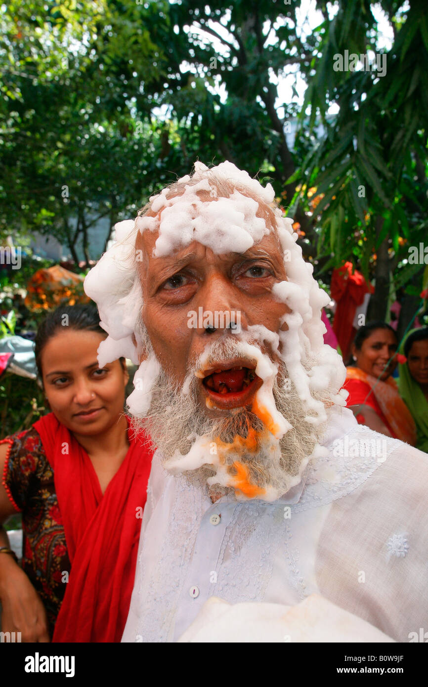 Vecchio Sadhu, monaco itinerante durante una cerimonia di nozze, santuario Sufi, Bareilly, Uttar Pradesh, India, Asia del Sud Foto Stock