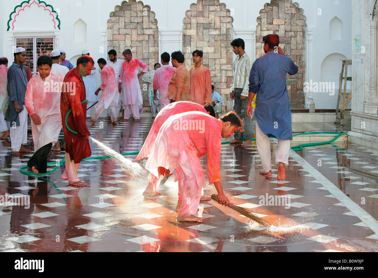 Persone lavaggio, lavaggio del cortile di un santuario Sufi, Bareilly, Uttar Pradesh, India, Asia del Sud Foto Stock