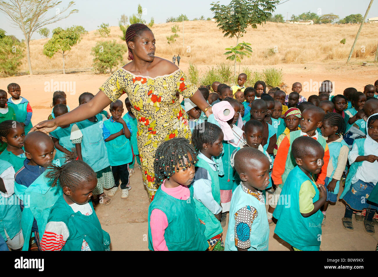 I bambini e la loro insegnante, kindergarten, Garoua, Camerun, Africa Foto Stock