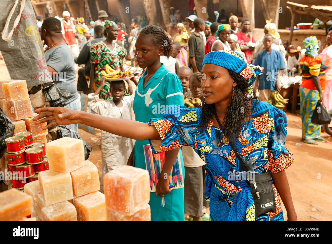 Donna shopping presso un mercato, Garoua, Camerun, Africa Foto Stock