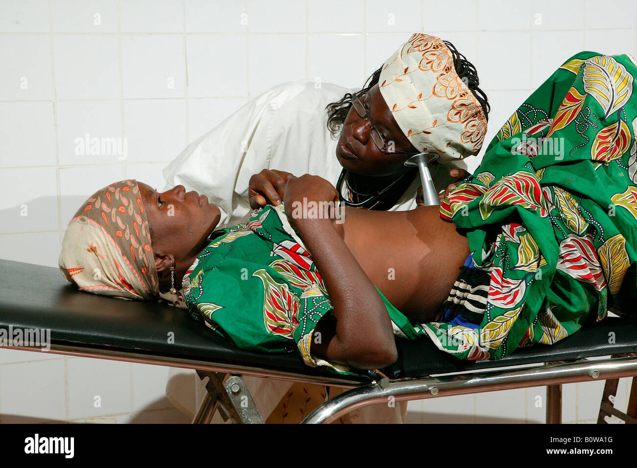 Medico donna esame di una donna, i test prenatali, Garoua, Camerun, Africa Foto Stock