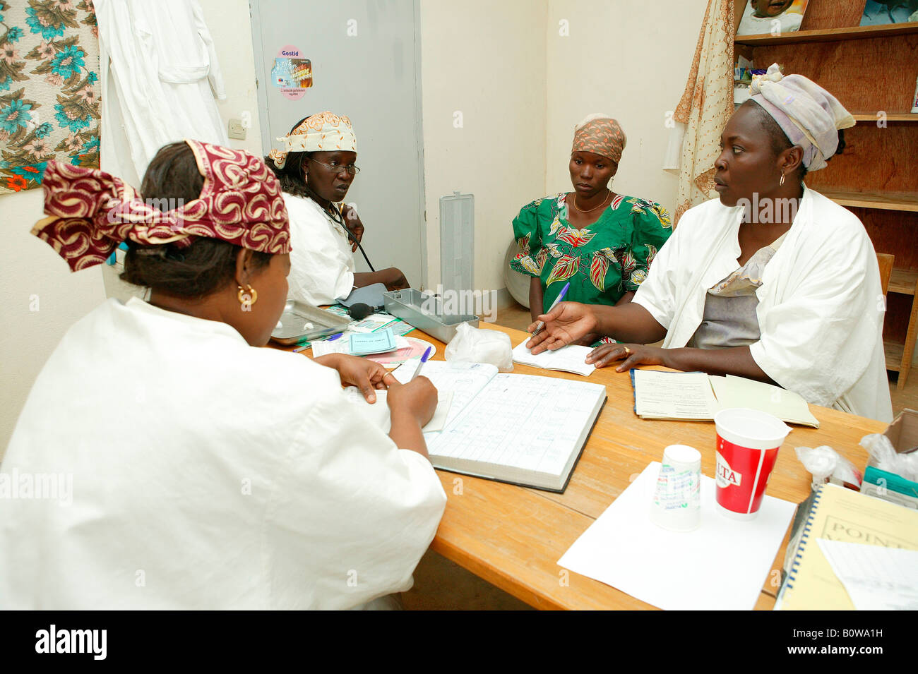 Donne medico e infermiere durante i test prenatali, Garoua, Camerun, Africa Foto Stock