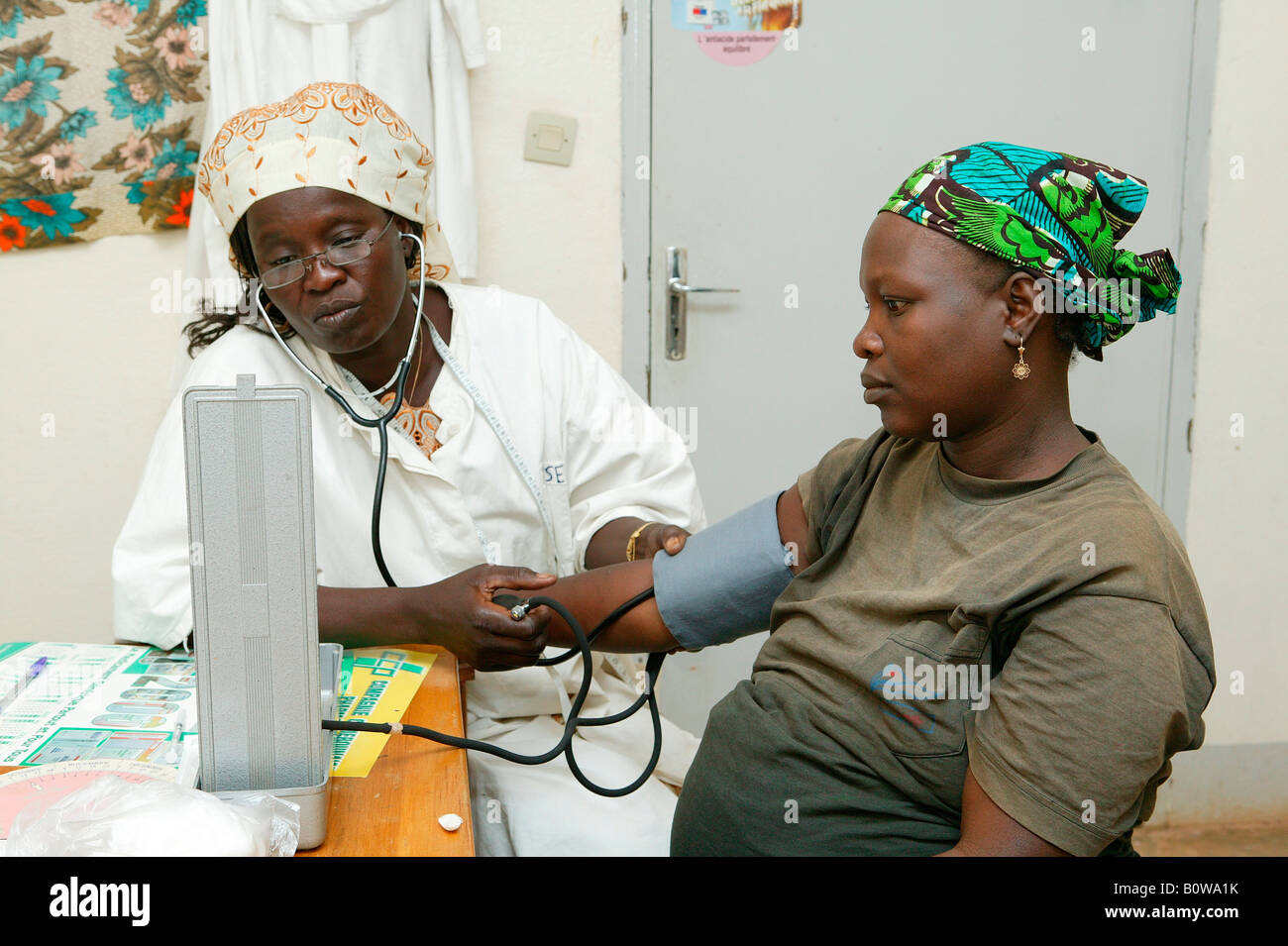 Medico donna esame di una donna, i test prenatali, Garoua, Camerun, Africa Foto Stock