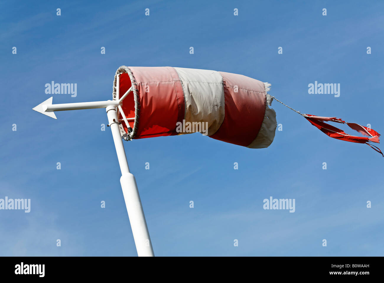 Shredded manica a vento e la freccia direzionale, vento forte Foto stock -  Alamy