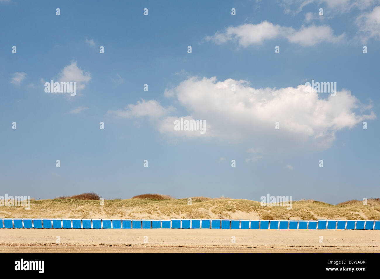 Lunga fila di pittoresca spiaggia di cabine di fronte le dune di sabbia, Vlissingen, Walcheren, Zeeland, Paesi Bassi Foto Stock