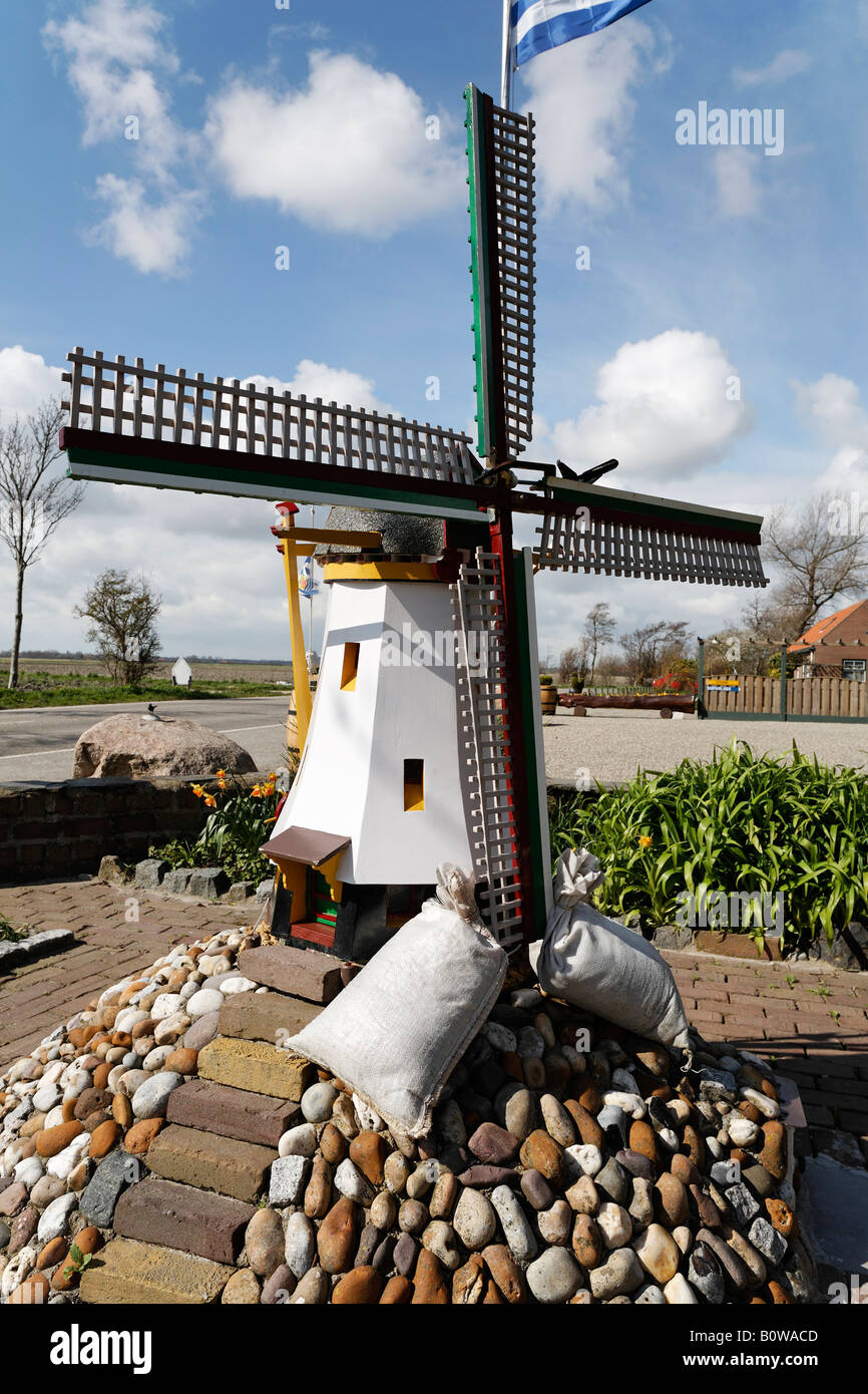 Modello di mulino a vento decorare un cortile anteriore di Walcheren, Zeeland, Paesi Bassi Foto Stock