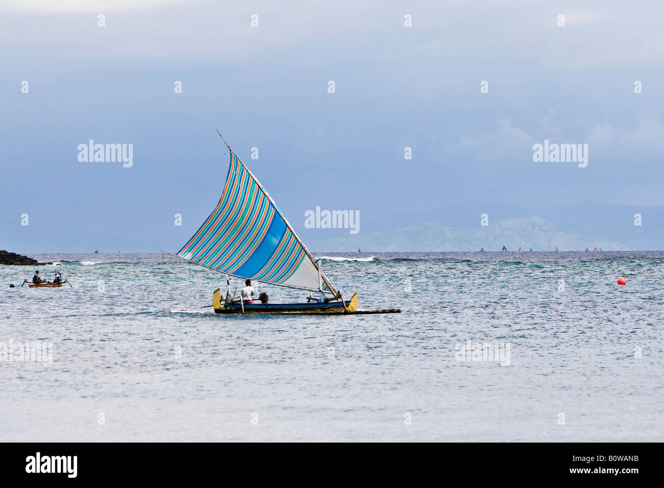 La pesca tradizionale impostazione barca vela al largo dell'Isola di Lombok, Lesser Sunda Islands, Indonesia Foto Stock