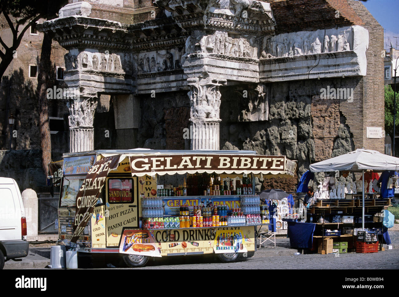 Mobile fornitore di prodotti alimentari e di stallo di souvenir presso il Foro di Nerva, Roma, Lazio, Italia Foto Stock