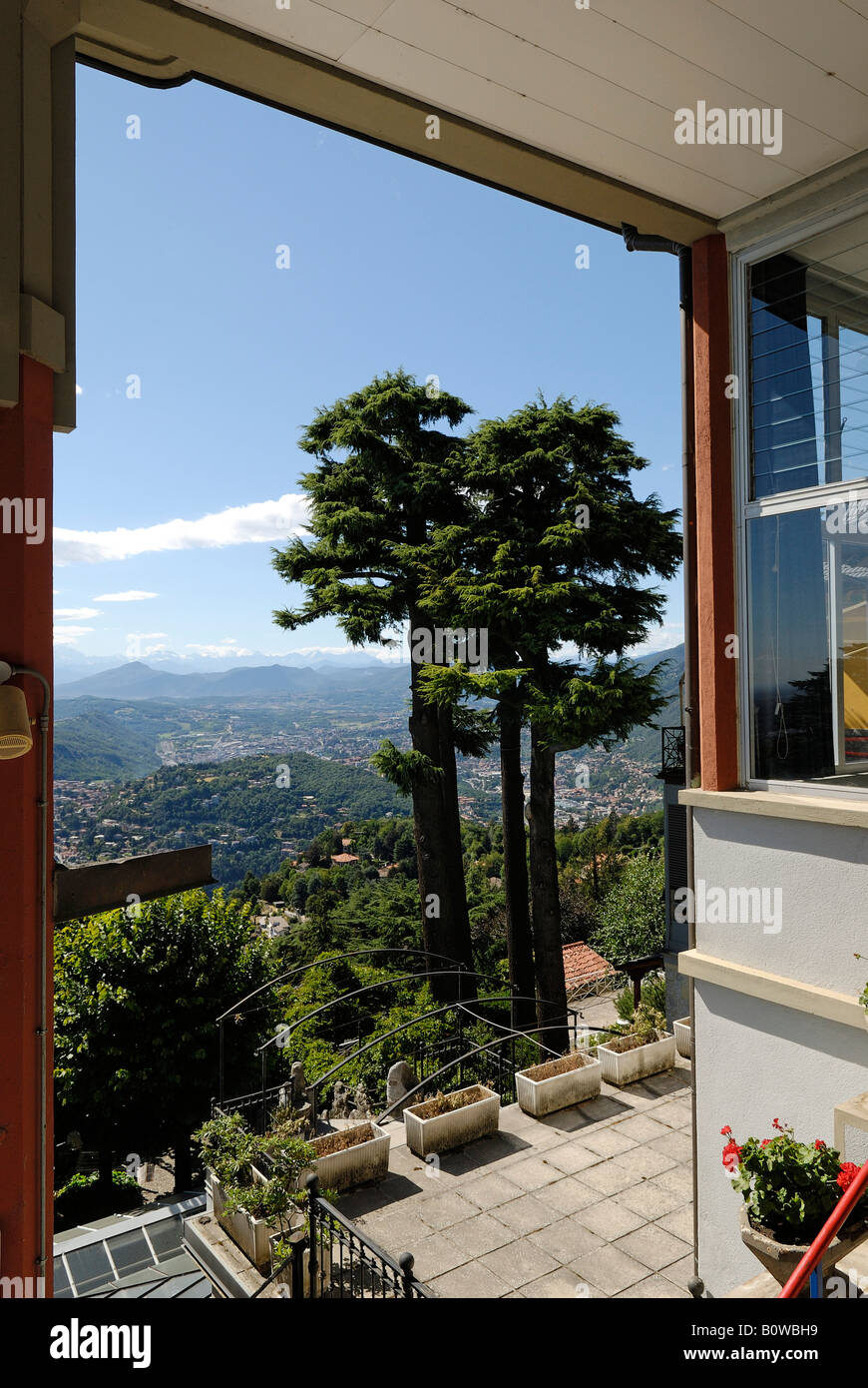 Vista panoramica dalla stazione di picco del pignone e cremagliera ferrovia in Brunate, il Lago di Como (Lago di Como), Italia, Europa Foto Stock