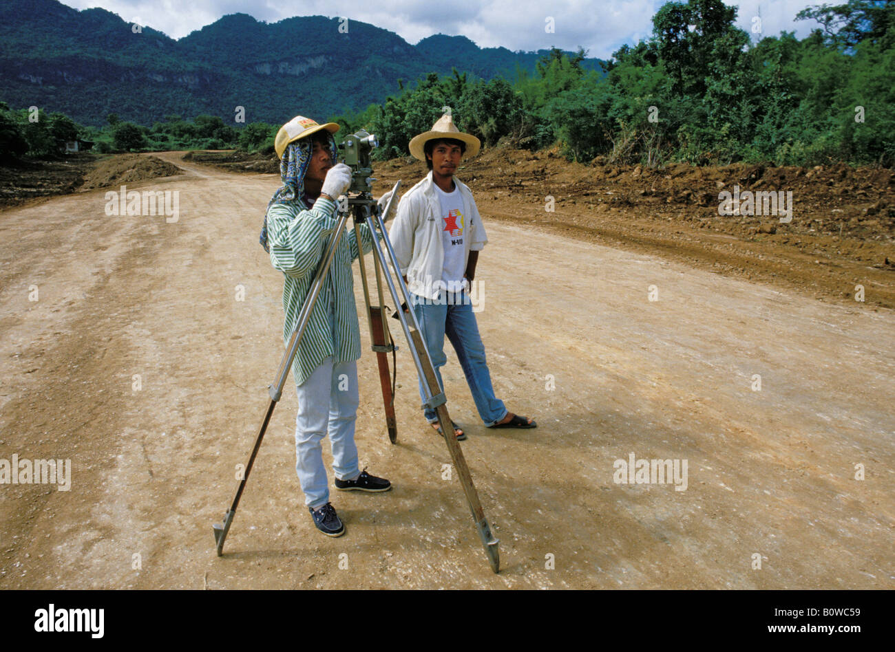 Costruzione di una strada che passa attraverso una foresta pluviale, deforestazione, Thailandia, Sud-est asiatico Foto Stock