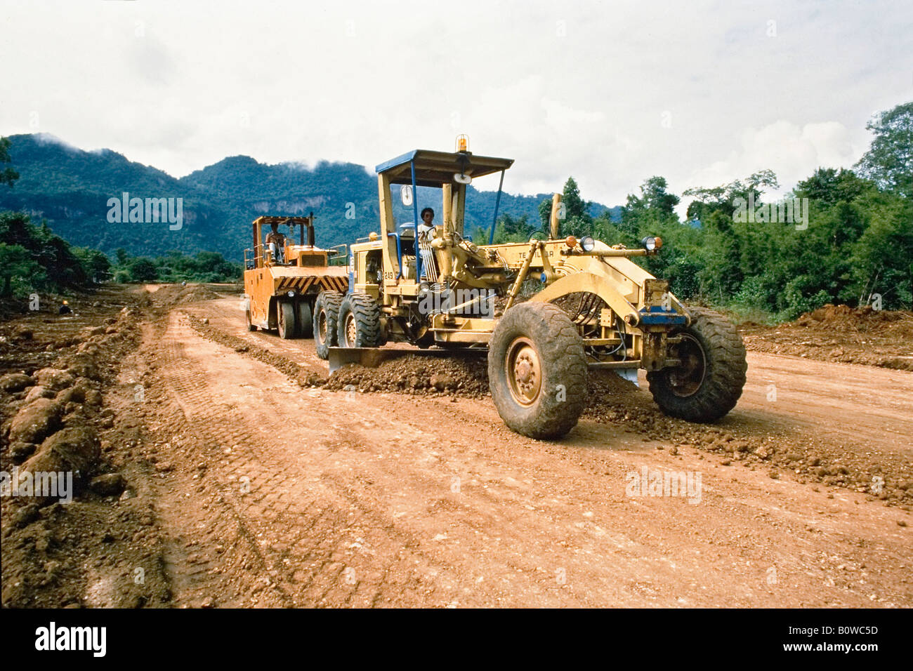 Costruzione di una strada che passa attraverso una foresta pluviale, Thailandia, Sud-est asiatico Foto Stock