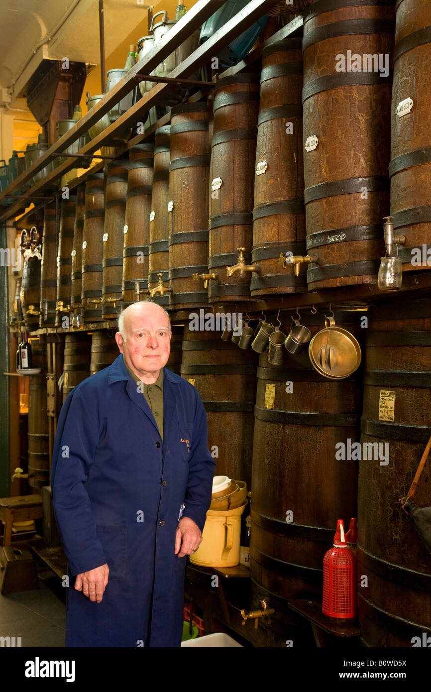 La taverna dei vini, Antigua Casa Paricio, proprietario José Cabrera Mar'n, Saragozza, Saragozza, Provincia di Aragona, di Castiglia, Spagna, Europa Foto Stock