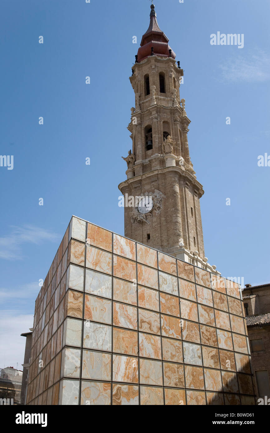 Il campanile della chiesa, del campanile, cattedrale, Catedral de San Salvador, La Seo, illuminato cubo, Museo di Caesaraugusta Forum, Zar Foto Stock