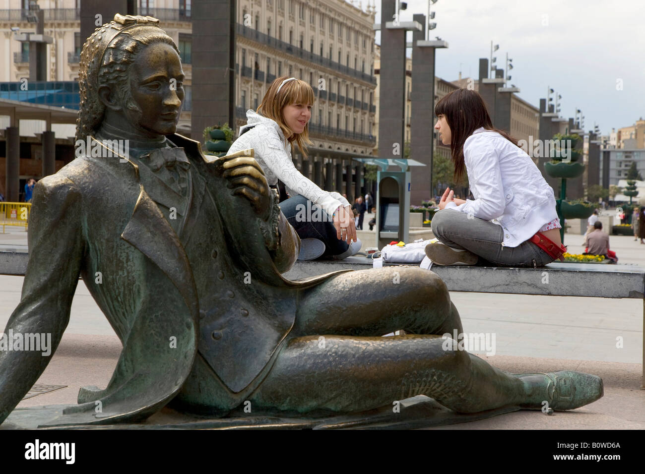 Statua in bronzo, Goya, ragazza, Plaza del Pilar di Saragozza, Saragozza, città Expo 2008, Provincia di Aragona, di Castiglia, Spagna, Europa Foto Stock