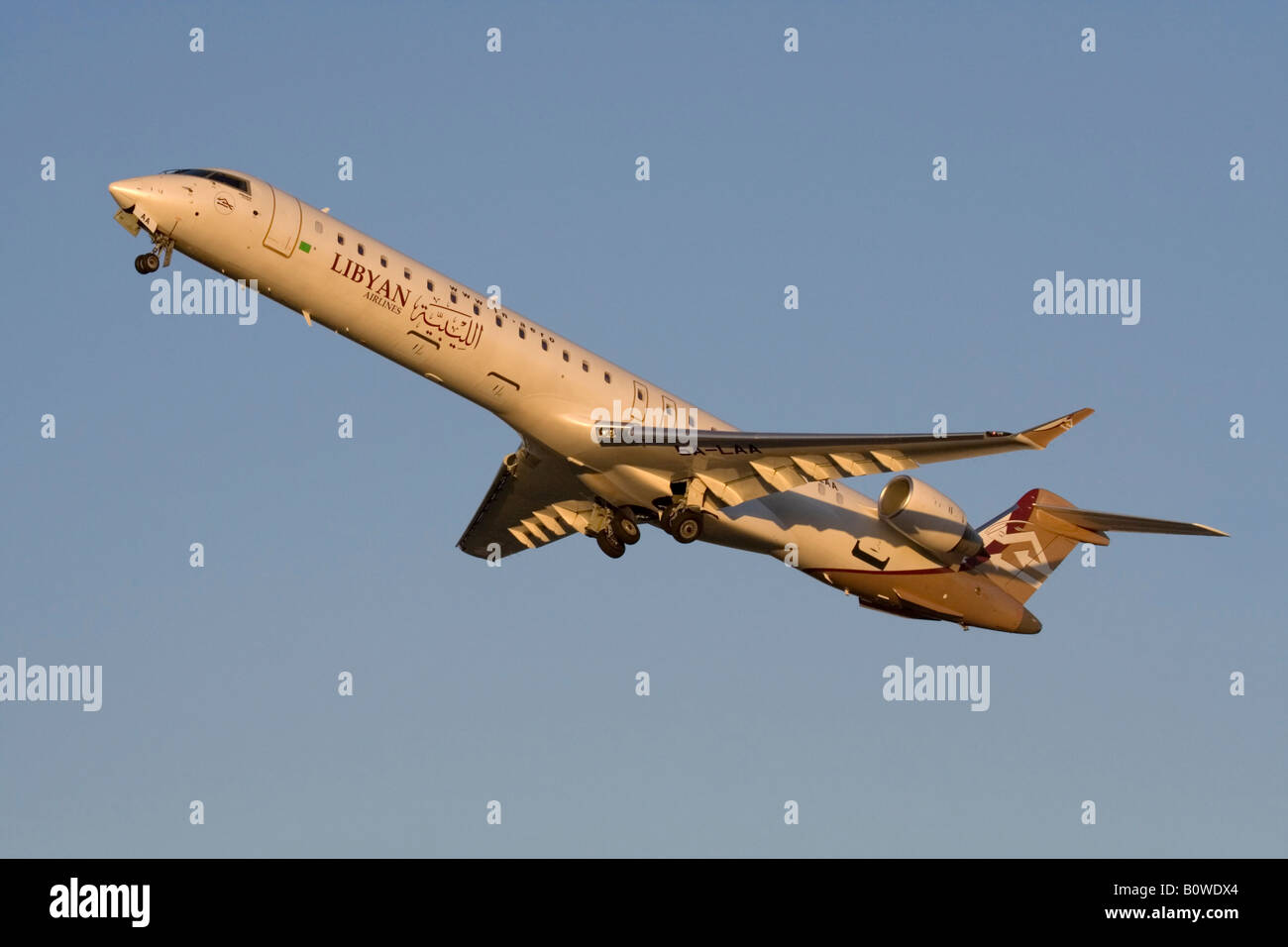 Compagnie aeree libico CRJ900 jet regionale uscire al tramonto Foto Stock