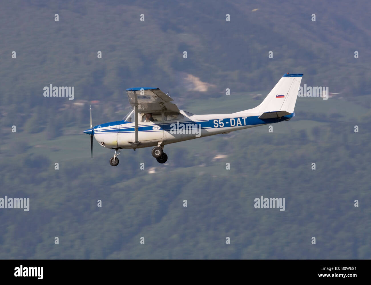 Cessna 172 Skyhawk piccolo aereo privato che vola in basso per l'atterraggio all'aeroporto di Lubiana, Slovenia Foto Stock