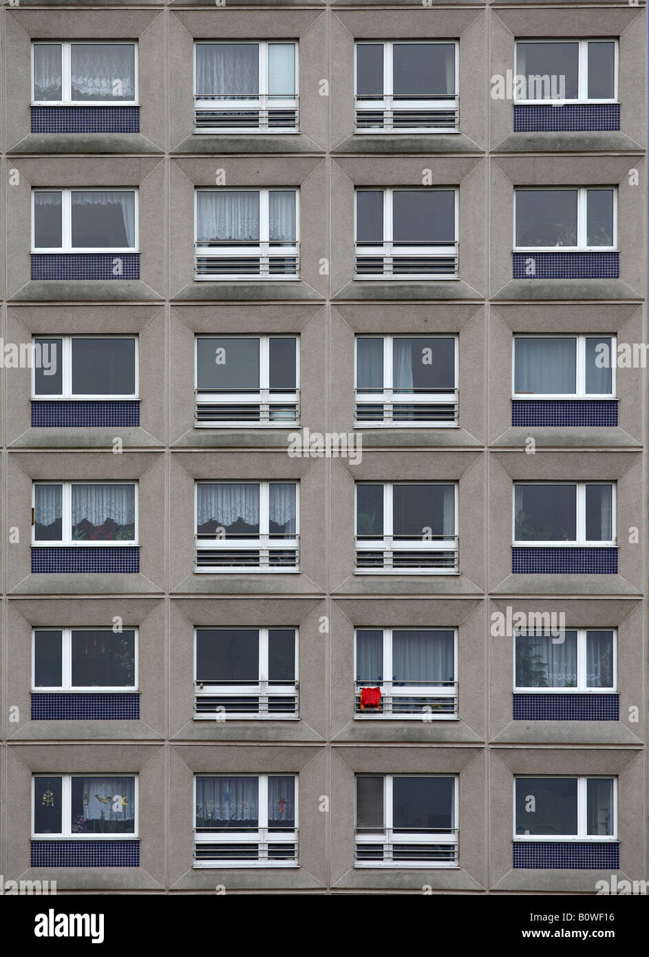 Di cemento grigio condominio facciata, pezzo unico di rosso servizio lavanderia, Berlino, Germania, Europa Foto Stock