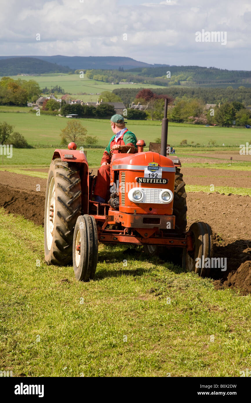 Il Nuffield 465 4/65 trattore British Leyland trattore campo di aratura. Vendemmia 1969 Fattoria macchinari di lavoro nelle Highlands Scozzesi. La Scozia, Regno Unito Foto Stock