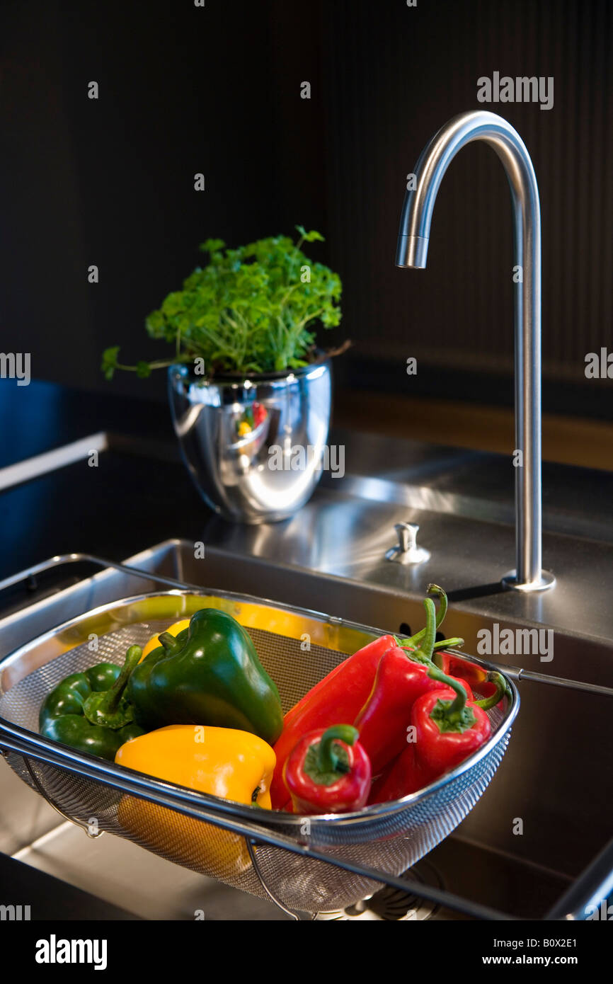 Un colapasta di verdure in un lavello da cucina Foto Stock