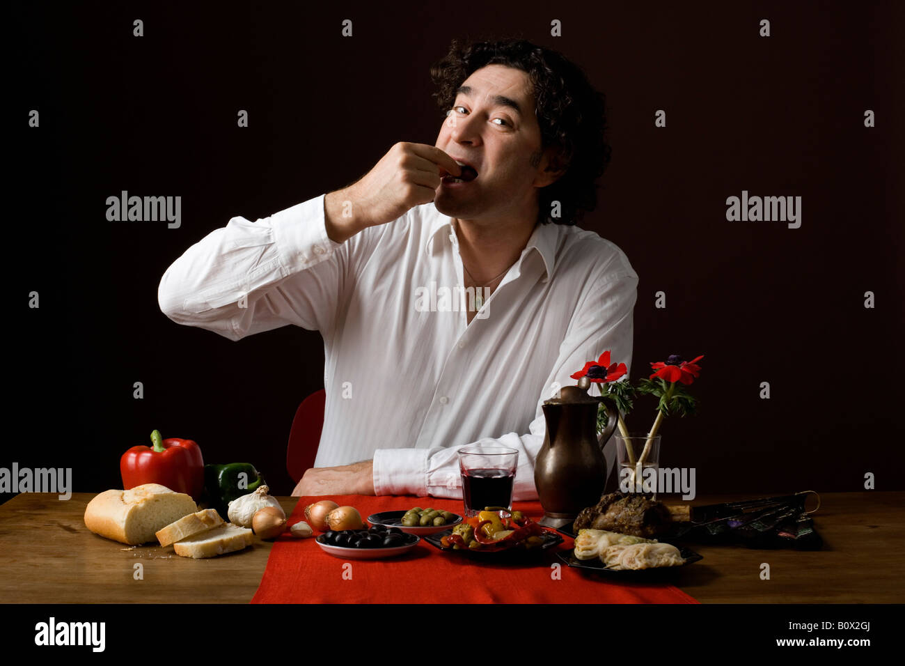 Stereotipato uomo spagnolo mangiare tapas Foto Stock