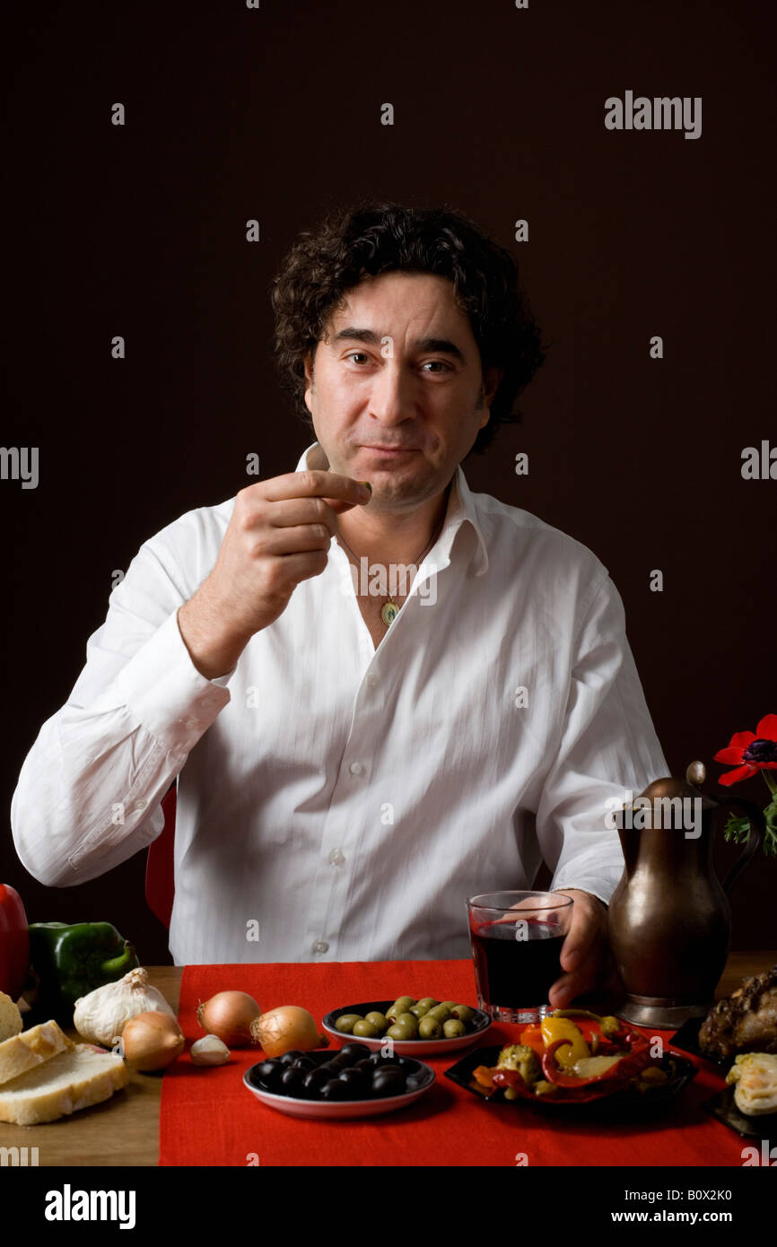 Stereotipato uomo spagnolo mangiare tapas Foto Stock