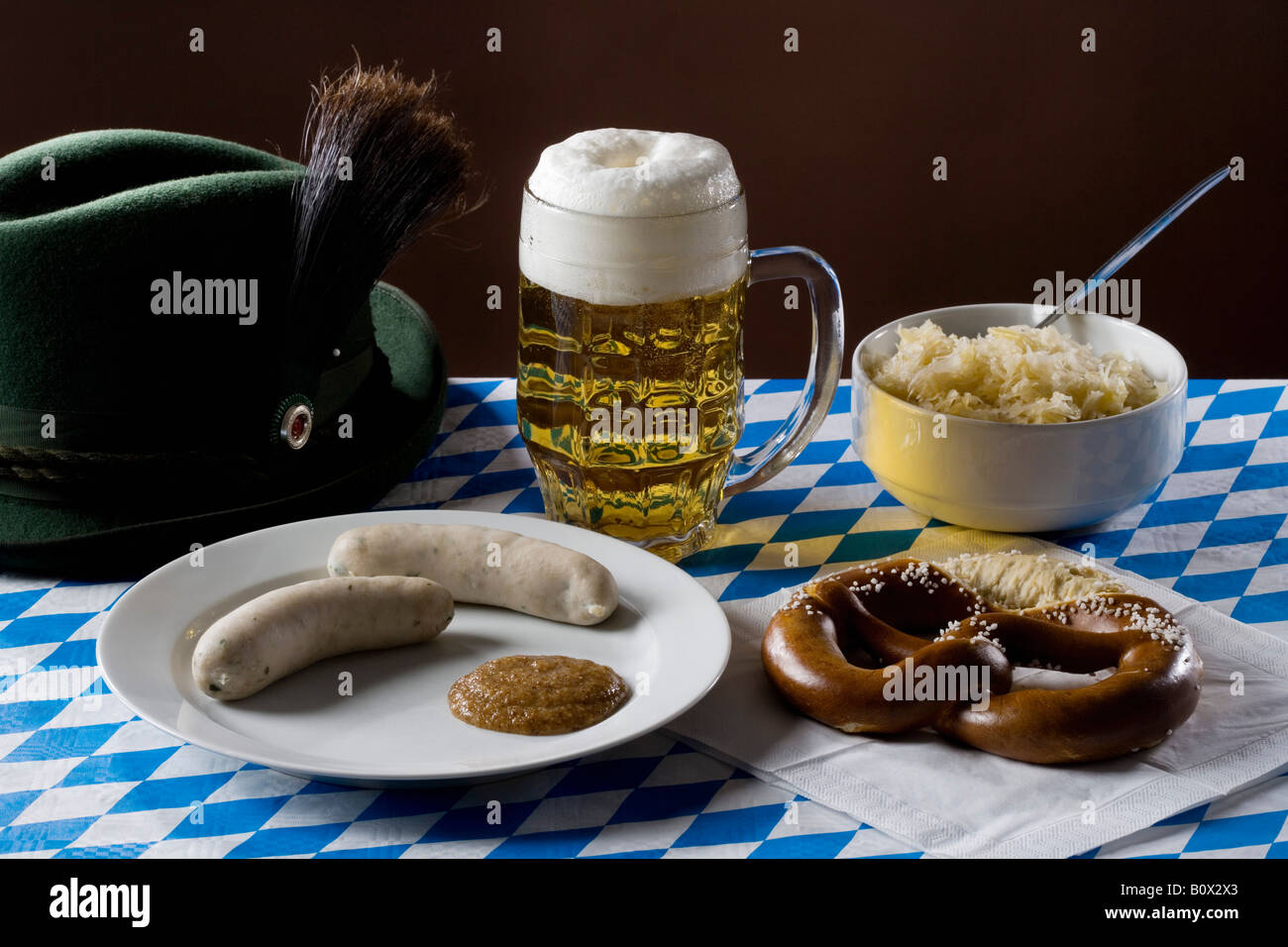 Ancora in vita di stereotipato della cucina tedesca, birra e hat Foto Stock