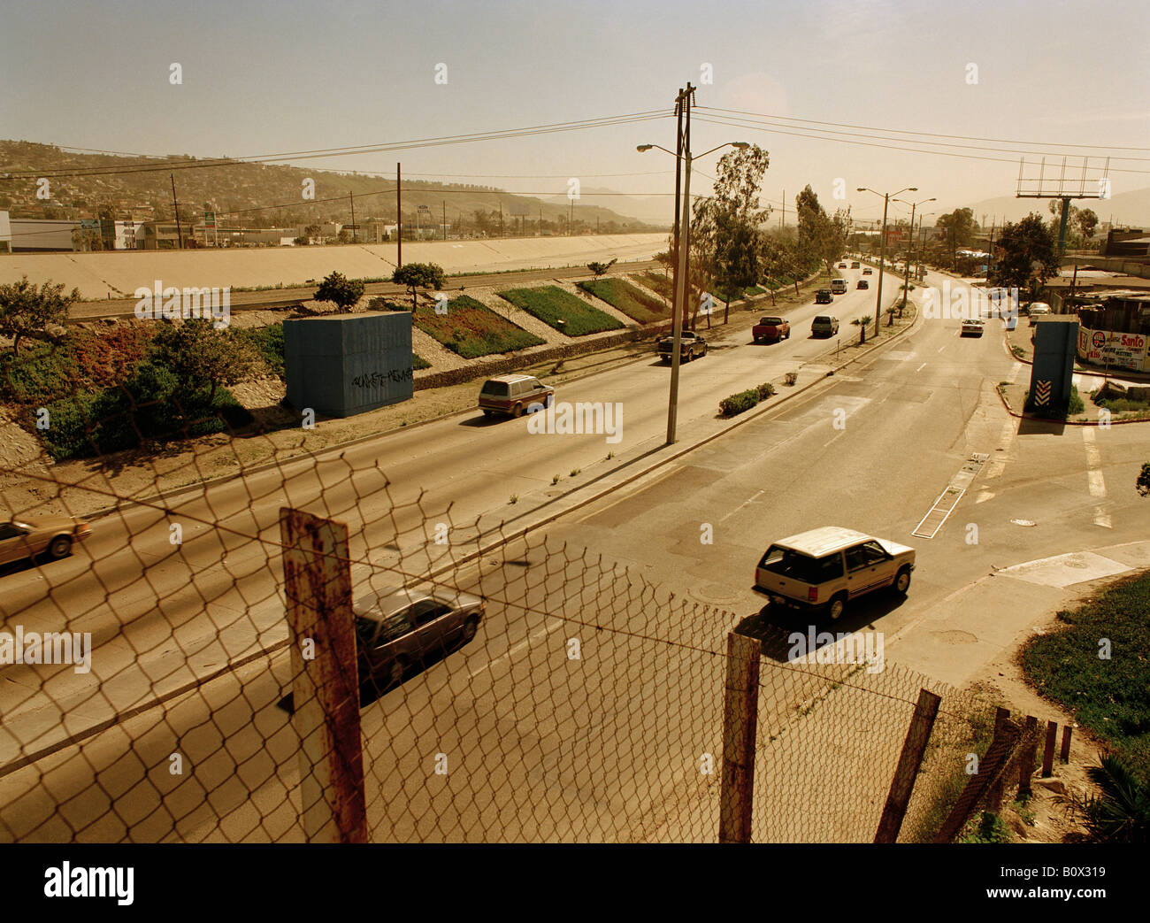 Tijuana, Messico, America Latina, auto guidando su una strada Foto Stock