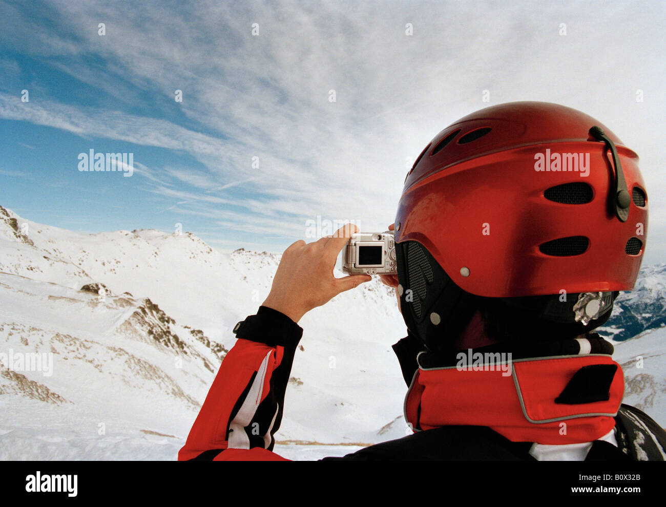 Uno sciatore di prendere una fotografia delle Alpi austriache Foto Stock