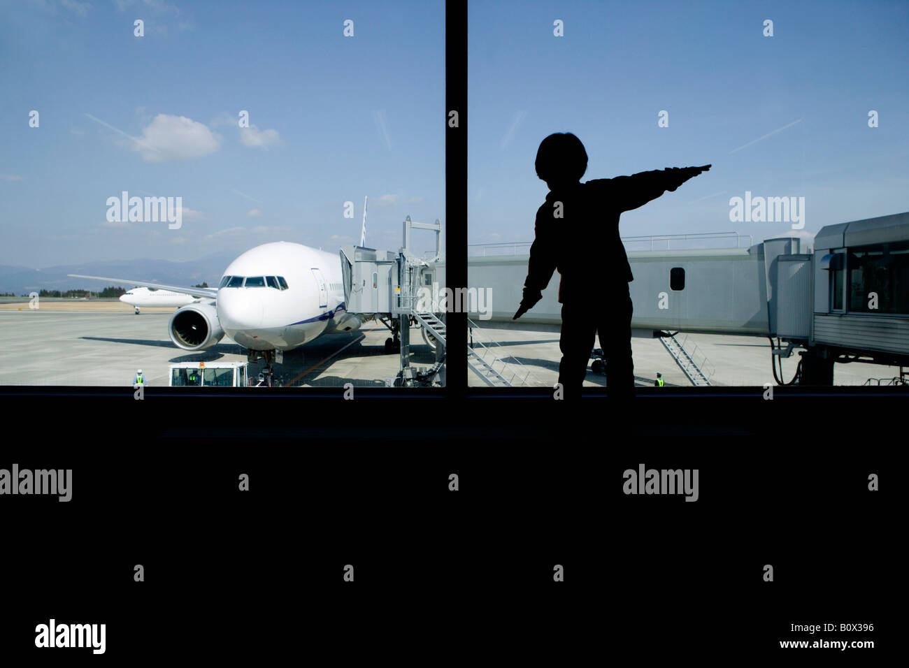 Un bambino imitando un aereo Foto Stock
