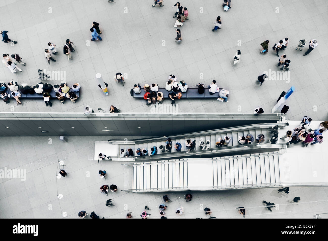 Vista al di sopra di persone in una pubblica piazza Foto Stock