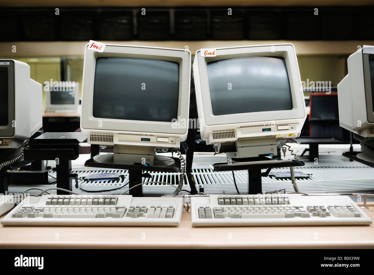 Due vecchi computer con 'sparato' etichette Foto Stock