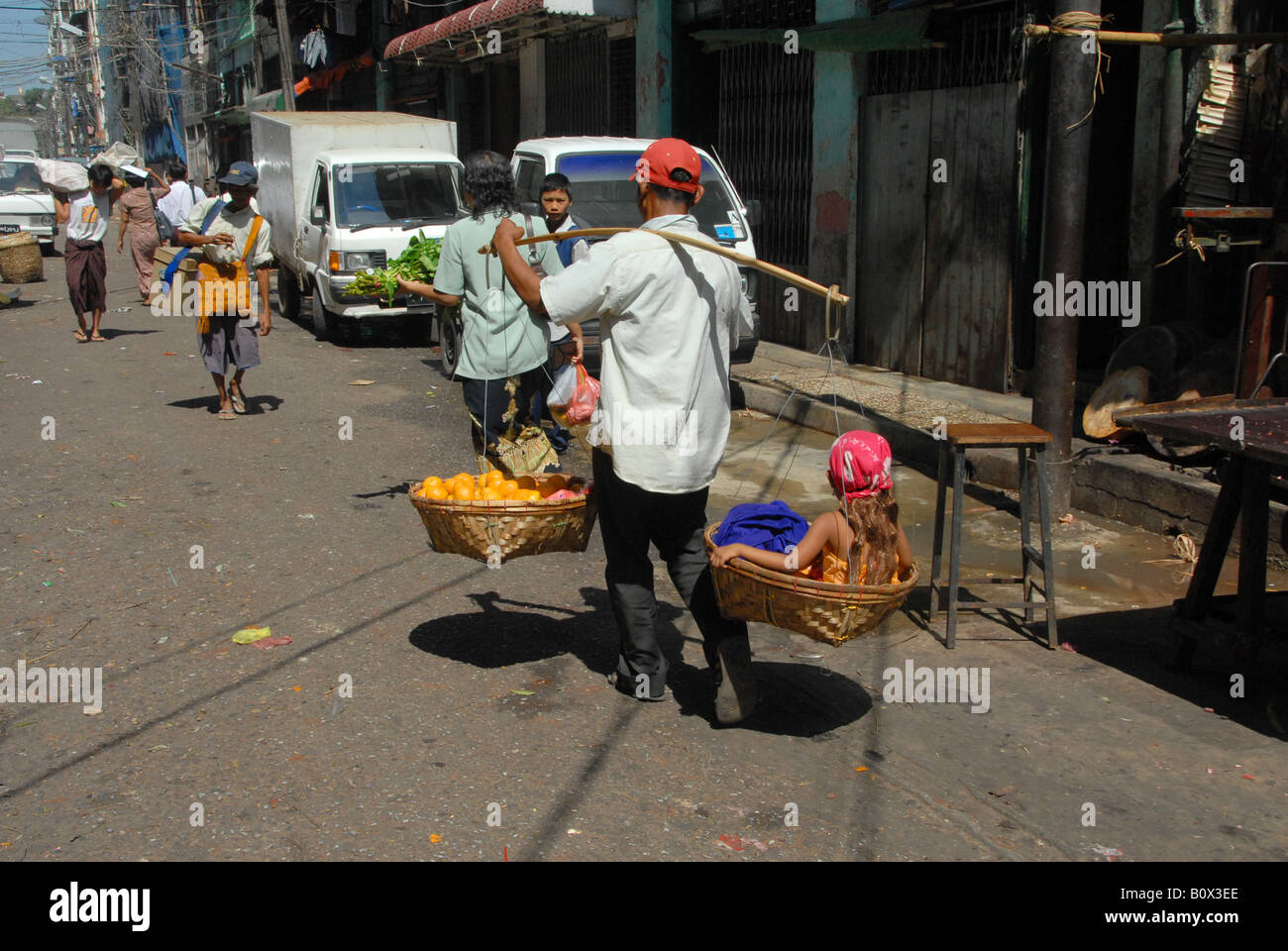 Street fruttivendola con sua figlia , rangoon , la Birmania (Myanmar) Foto Stock