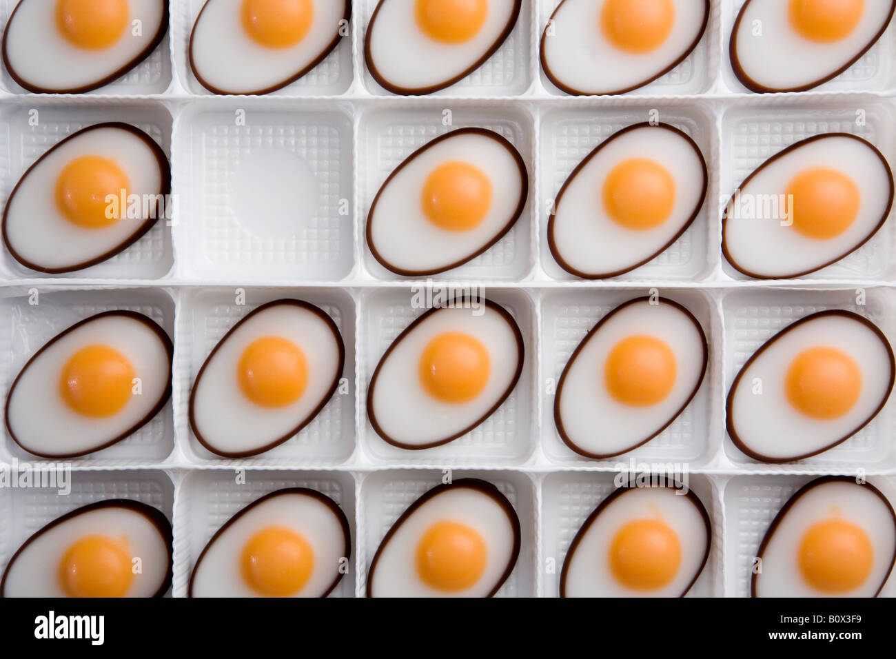 Uova di cioccolato in un vassoio Foto Stock