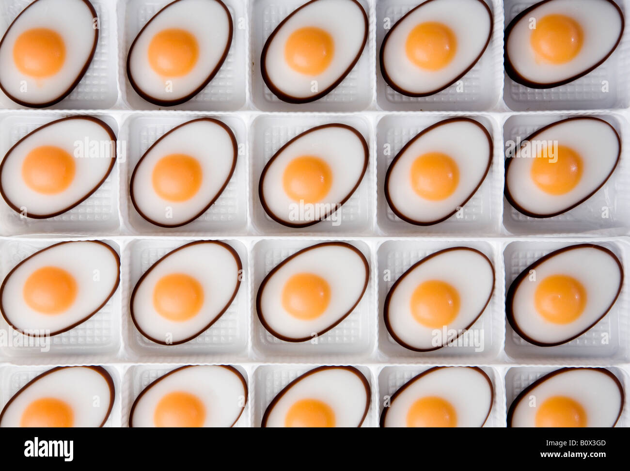 Un vassoio di uova di cioccolato Foto Stock