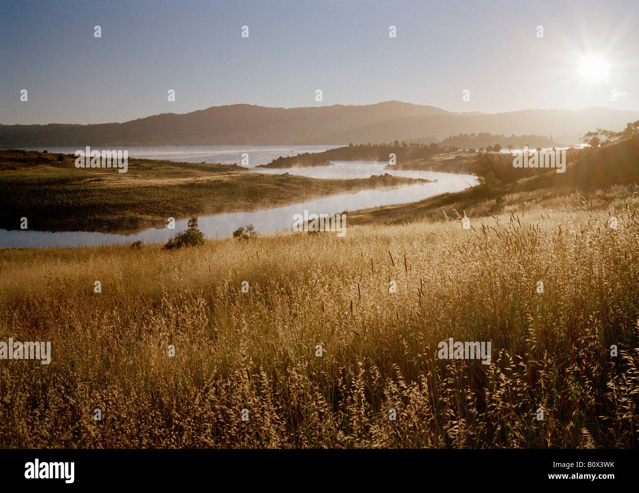 Scenic colpo di campi, fiume e montagna Foto Stock