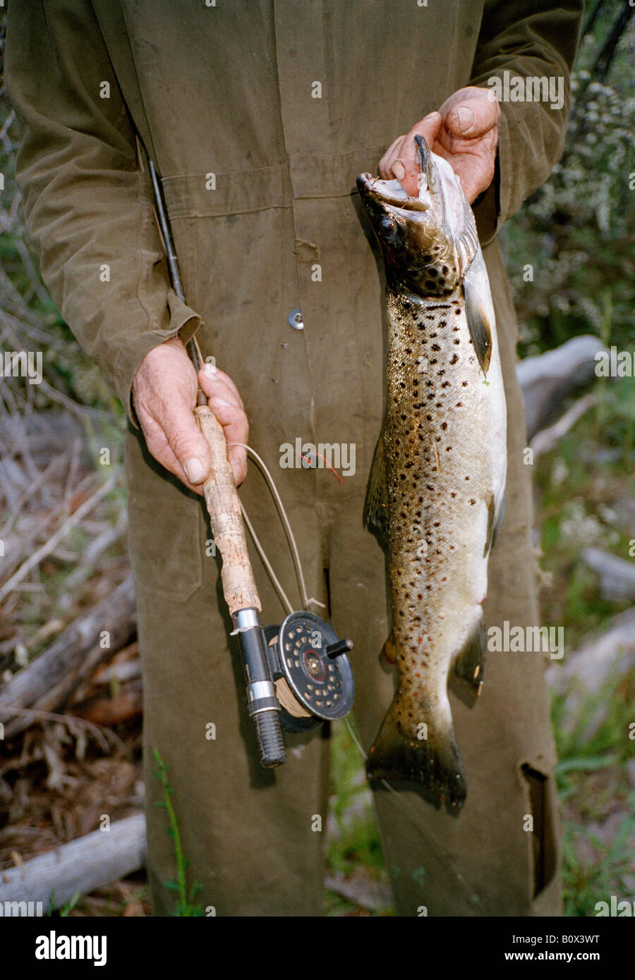Sezione mediana di un uomo con una canna da pesca e un pesce Foto Stock