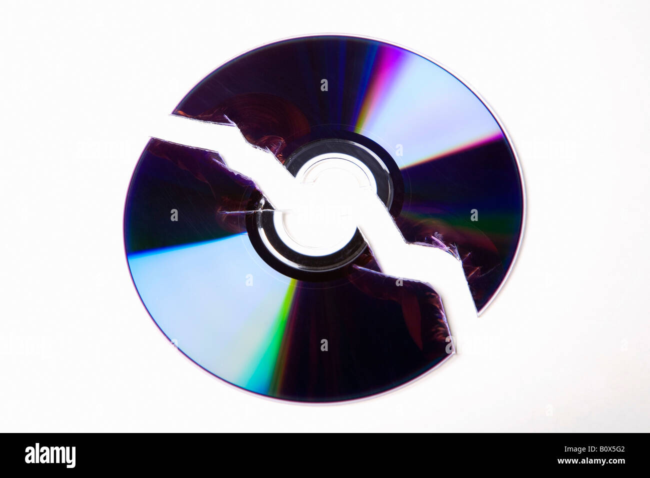 Un compact disc rotto in metà Foto Stock