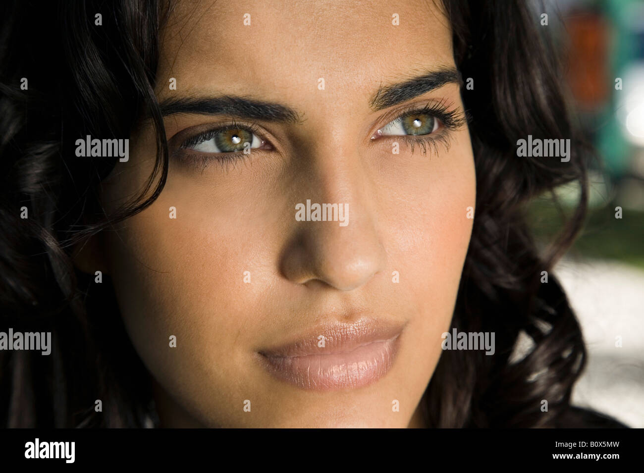 Ritratto di una donna con ricci capelli castani Foto Stock