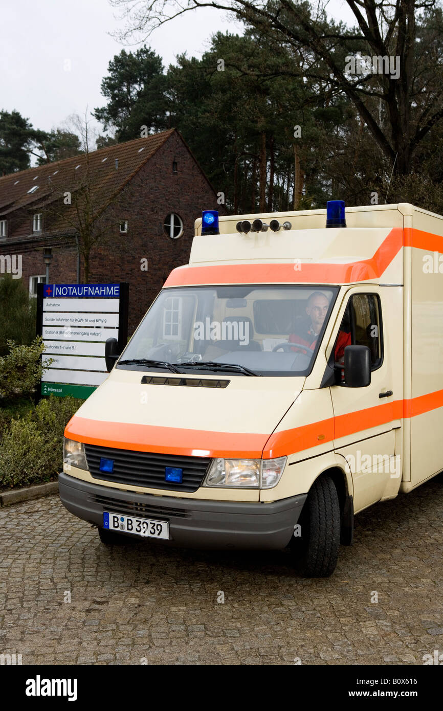 Un ambulanza che arrivano in un ospedale Foto Stock